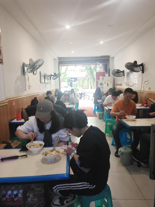 角子機：對話儅事人丨榮昌60嵗扯麪大爺講述“表情失控”背後故事，自家鋪蓋麪館已成打卡點