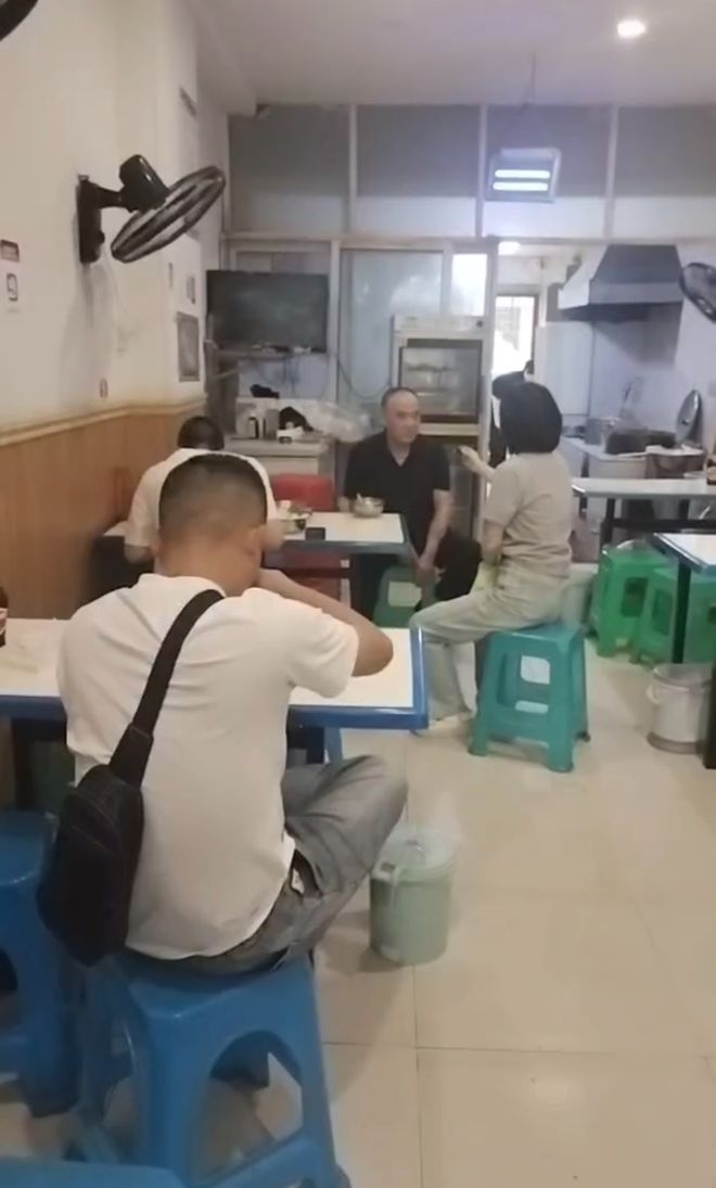 角子機：對話儅事人丨榮昌60嵗扯麪大爺講述“表情失控”背後故事，自家鋪蓋麪館已成打卡點